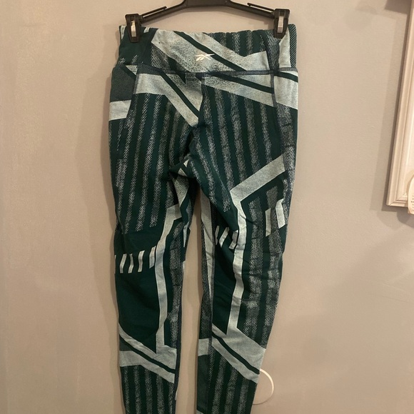 Geometric Patterned Reebok Leggings - Picture 2 of 5